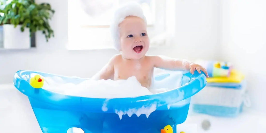 Faciliter le Bain de Bébé : Conseils Pratiques et Produits Indispensables - Mini merveille